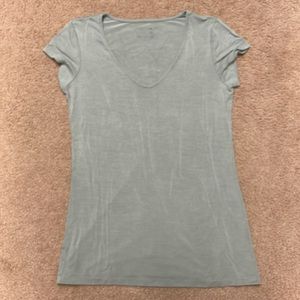 Tahari women v-neck tee. XS
